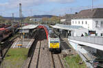 186 302-6 passiert mit einem Autozug den Neunkircher Hauptbahnhof in Richtung Homburg (27.03.2026)