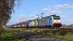 Railpool 186 508 (91 80 6186 508-8 D-Rpool) und 186 295 (91 80 6186 295-2 D-Rpool), beide vermietet an Lineas, mit Volvo-Logistikzug DGS 46257 Hallsberg RB - Gent Zeehaven (bei Lembruch, 01.04.2026).