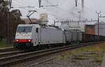 Schweizer Zucker AG, Zuckerfabrik Aarberg, Kampagne 2025: Akiem 186 907-2 + 1 Sgnss (mit Forst-Logistik-Containern) + 27 Eaos/Eas, Zug 69417 Aarberg-Islikon, Leerwagenzug, Aarberg, 15. Dezember 2025. Da in Aarberg (soweit bekannt) keine Forst-Logistik-Behälter entladen wurden, dürfte der (fehlgeleitete) Sgnss zum Entlad nach Frauenfeld zurückgesandt worden sein.  