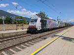 Lokomotion 186 444 und Railpool-Lok mit einem Güterzug, beladen mit neuen Audis in Richtung Innsbruck, am Bahnhof Rattenberg-Kramsach am 23. Juli 2025.