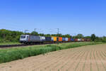 E 186 033 (Akiem / Metrans) mit einem Containerzug in Elze, 28. Mai 2026