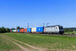 E 186 022 (Akiem / Metrans) mit einem Containerzug in Elze, 28. Mai 2026