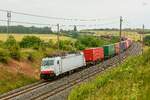 E186 136 akiem mit Containerzug in Ovelg�nne, Juni 2023.