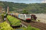 186 503 LINEAS/Railpool mit Kesselzug in Oberwesel am Rhein, Mai 2023.