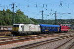 243 002 rangiert ihren Zug mit 186 317-4 auf Gleis 18 des Saarbr�cker Hauptbahnhofs. ,(28.07.2026)
