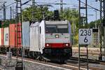 D-ITL 186 138-4 fuhr am 11.08.2026 mit ihrem Containerzug durch den Bahnhof B�chen (ABCH).