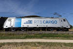 RTB CARGO GmbH, Düren [D] mit der Railpool Lok  186 428-9  [NVR-Nummer: 91 80 6186 428-9 D-Rpool] am 8 August 2026 bei Treuchtlingen. Was bedeutet wohl die schwarze Schleife? Hat die Lok mal jemanden überfahren ?