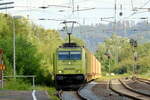 ATLU 186 118 in Diensten von Medway kommt mit einem Containerzug durch Eichenberg gefahren 20.8.2026