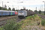 Lineas E 186181-4 kommt hier am 29.08.2026 um 9.49 Uhr mit einem Volvo Ganzzug aus Richtung M�nster durch den Bahnhof Lengerich. Links ist ein geparkter Schlafwagenzug zu sehen.