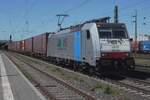 Mit ein vollbeladener ECS Containerzug durchfahrt Lineas 186 504 am 30 April 2026 Neuwied in die Richtung von Koblenz. Falls der rechte Rheinstrecke nicht gesperrt ist, kann Man in u.A. Neuwied Di-Sa eine ganze Menge von G�terz�ge beobachten.