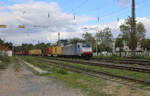 Railpool 186450 kam am 18.9.2026 um 13.11 Uhr mit einem Container Zug aus Richtung Bonn HBF durch den Bahnhof Bonn - Mehlem.
