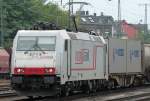 Die silberne 185 580-8 der Crossrail durchfhrt mit einem gemischten Gterzug in Kln West am 11.07.2009  