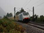 Die 186 107 von RAILPOOL am 22.08.2009 mit dem Warsteinerzug unterwegs bei Strmenden Regen bei Niederaudorf. 