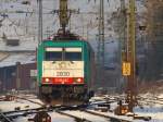 Cobra 186 222 rangiert bei sonnigen Winterwetter in Aachen West bevor sie solo nach Belgien zurck fhrt.