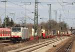 186 109-5 von RAILPOOL durchfhrt am 20.03.10 mit einem Containerzug aus Italien den Mnchener Vorortbahnhof Trudering Richtung MOR.