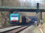 Mit einem gemischten Gterzug fhrt Cobra 186 216 am 07.04.2010 von Aachen West nach Gremberg. Hier hinter dem Nirmer Tunnel zwischen Eilendorf und Stolberg.