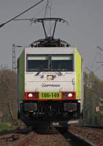 Wegen der vorfahrenden RE13 muss 186-149 der Captrain vor Hp0 warten, fr mich die gelegenheit auch sie frontal zu erlegen *g*, Breyell Km 14.1, 24.4.10