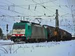 Mit einem Kesselzug am Haken nimmt Cobra 186 207 (2815) am 28.12.20.10 in Aachen West anlauf um die erste Steigung der Montzenroute nach Belgien zu meistern.