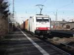 E186 239 mit einem Containerzug in Beuel am 7.2.2011