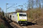 186 142 von Captrain zieht einen Getreidezug durch Unkel auf der rechten Rheinseite Richtung Sden. Aufgenommen am 19/03/2011.