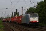 186 107-9 mit einem Containerzug bei der Durchfahrt durch Dsseldorf-Eller-Sd am 30.04.2011