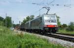 186 281 mit einer Schwestermaschine vor einem Winner-Ganzzug am 31.05.11 im Bahnhof Aling.