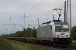 Akiem/ITL E186 185 am 10.8.11 mit einem leeren Containerwgenzug bei der Durchfahrt durch Ratingen-Lintorf.