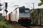 Die Railpool 186 108 (i.E. fr RTB) am 22.8.11 mit einem Containerwagenzug bei der Durchfahrt durch Bonn-Limperich.