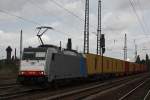 Die Railpool 186 108 (i.E.fr RTB) am 17.9.11 mit einem Containerwgenzug bei der Durchfahrt durch Duisburg-Bissingheim.