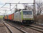 Captrain 186 149 mit Containerzug in Fahrtrichtung Seelze. Aufgenommen am 17.04.2012 in Hannover Linden/Fischerhof.