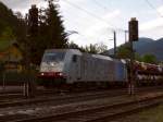 186er-Maschine mit Autozug steht, obschon ganz auf sich gestellt, im Begriff, Matrei sdwrts zu verlassen.