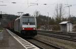 186 286-1 von Railpool durchfhrt am 2.12.2012 mit einem Winner-Zug den Bahnhof Aling Richtung Mnchen.