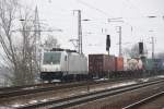 E 186 185-5 von Akiem auf dem sdl.Berliner Auenring mit einem Containerzug in Richtung Westen am 14.02.2013 unterwegs.