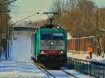 Mit einer mchtigen Schneewolke im Schlepp brettert Cobra 186 205 (2813) am 13.03.2013 als Lz auf der KBS 480 durch den Haltepunkt Eilendorf nach Gremberg.