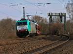 Cobra 186 210 (2818) zieht am 27.03.2013 auf der KBS 480 aus Gremberg kommend einen gemischten Gterzug durch den letzten Bogen vor dem Aachene Hbf nach Aachen West. Dort macht die Lok Kopf und fhrt ber die Montzenrampe weiter nach Belgien. 