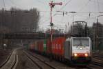 Railpool/RTB 186 110 am 29.11.12 mit einem Containerzug bei der Durchfahrt durch Dsseldorf-Rath.