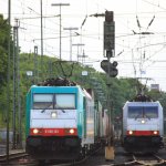 186 123 von Railtraxx fährt mit einem einem langen KLV-Containerzug aus Genk-Goederen(B) nach Frankfurt-Höchstadt bei der Ausfahrt aus Aachen-West und fährt in Richtung Aachen-Hbf,Köln.
Und auf dem nebengleis steht eine 185 579-0  Adriana  und noch eine 185er von Crossrail stehen in Aachen-West in der Abendsonne am 24.5.2013.