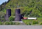 BR 186 mit Containerzug passiert die Brckenpfeiler von Remagen, rechtsrheinisch, 27.05.2013