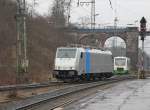 Die noch ziemlich junge Railpool 186 289-5 passierte Eichenberg am 06.04.2013 aus Sden kommend in Richtung Osten. Im Hintergrund macht ein 650 Regioshuttle der Erfurter bahn Pause.