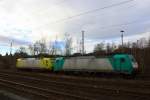 E186 132 von Crossrail und 145 CL-031 von Alpha Trains stehen abgestellt im Bahnhof  Herzogenrath bei Sonne und Wolken am 27.12.2013.