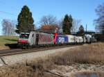 Die 186 281 und die Re 482 045 mit einem KLV-Zug am 27.12.2013 unterwegs bei Übersee.