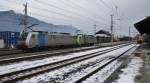 Gerade am Bahnhof Brixlegg angekommen und schnell ein Foto gemacht. 186 288-7 und 486 510-1 BLS durchfahren am Nachmittag des 31.1.2014 mit einem KLV den Bahnhof Brixlegg Richtung Italien.