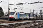 DB Lok 186 109-5 durchfährt den Bahnhof Kaiseraugst.