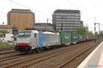 186 108 blscargo/Railpool mit Containerzug in D�sseldorf Rath, April 2014.