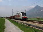 Die 186 281 mit einem Schrottzug am 21.04.2013 unterwegs bei Niederaudorf.