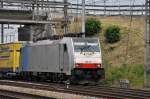 Lok 186 251-5 durchfährt den Bahnhof Muttenz. Die Aufnahme stammt vom 17.06.2014.