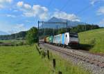 186 104 mit einem Containerzug am 20.06.2014 bei Einigen.