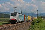 Mit Fernlicht und Hupe kam am 01.08.2014 auch Railpool/BLS Cargo 186 103 mit einem Containerzug in Kollmarsreute vorbei, als sie auf der Fahrt in den Norden war.