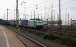 186 123 von Railtraxx steht in Aachen-West mit einem langen Containerzug aus Genk-Goederen(B) nach Frankfurt-Höchstadt/am Main und wartet auf die Abfahrt nach Köln.