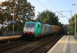 186 123 von Railtraxx  kommt durch Aachen-Schanz  mit einem langen KLV-Containerzug aus Genk-Goederen(B) nach Frankfurt-Höchstadt am Main(D) und kommt aus Richtung Aachen-West und fährt in